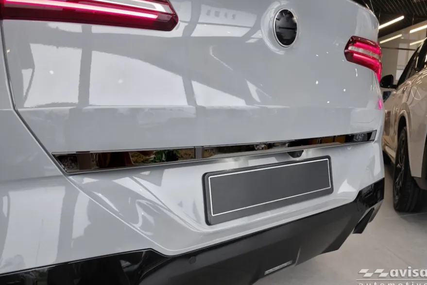 Dekorlist baklucka BMW X3 G45 2024– Blank Svart