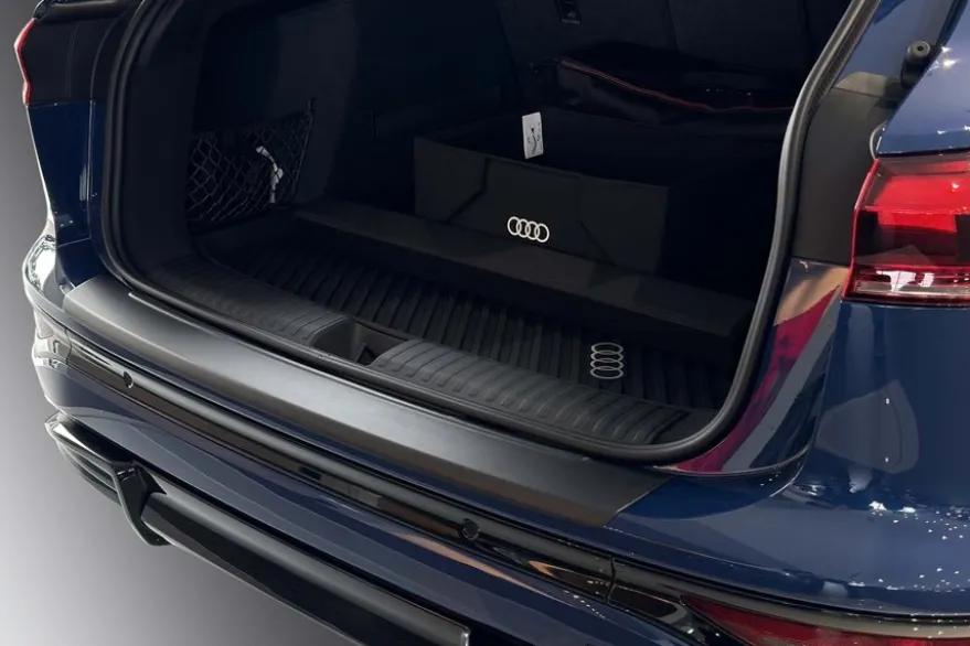 Lastskydd Svart Audi Q6 E-Tron 2024->