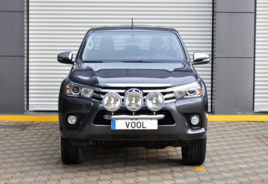 Modellanpassad Voolbar Ljusbåge till Toyota Hilux 2016- Fästen för 2 extraljus