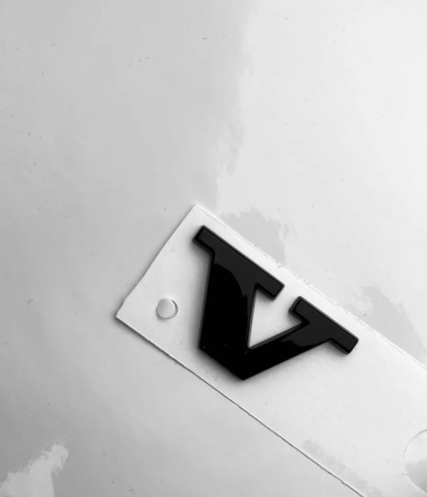 Svart Volvo emblem baklucka 550x25mm – Original Black Edition