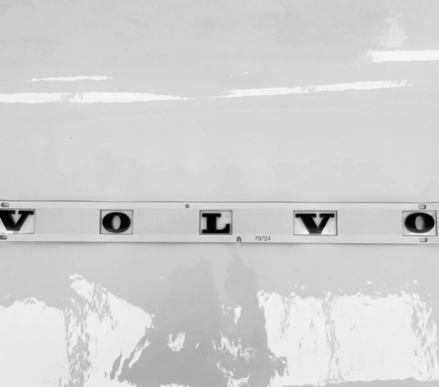 Svart Volvo emblem baklucka 550x25mm – Original Black Edition